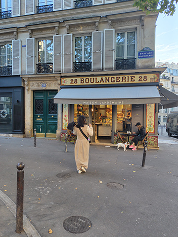 朝パンを買いに行く